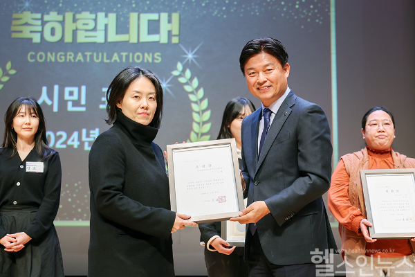 노현 순천향대 부천병원 권역응급의료센터장(사진 왼쪽) 이 4일 부천시청 2층 어울마당에서 ‘부천시장 표창’을 수상하고 있다. (순천향대 부천병원 제공)