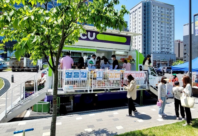 BGF리테일의 이동형 편의점이 지난해 열린 네이버 K팝 차트쇼 NPOP 촬영현장에 세워져 있다. ⓒBGF리테일