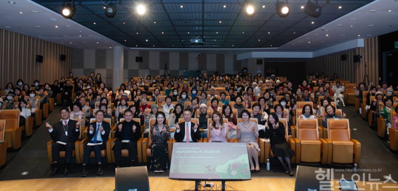 2024 리유(Re乳) 토크콘서트 참석자들이 행사 후 기념 촬영을 하고 있다. (시지바이오 제공)