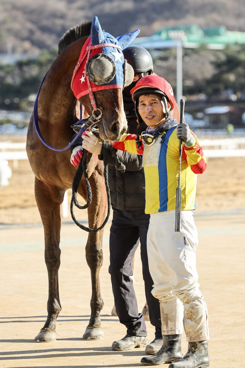 MBN배 우승의 엘도라도강남과 문정균 기수