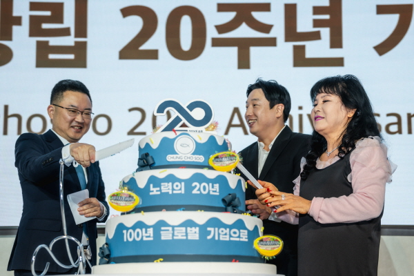 사진=좌측부터 지상엽(청초수일본법인대표이사), 김진성(주식회사청초수,청초수씨푸드 대표이사), 주인숙(청초수물회 창업주)