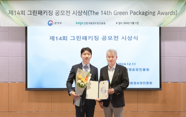 한두원 코웨이 선행개발실장(왼쪽)과 김용률 한국환경포장진흥원 이사장