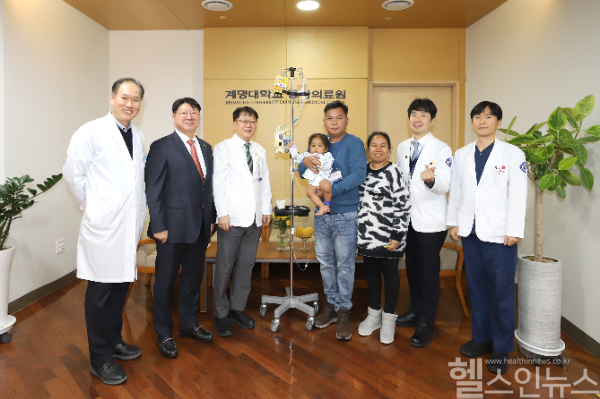 캄보디아 환아가 수술 전 동산의료원 의료진과 기념 촬영을 했다. (왼쪽부터 조광범 동산의료선교복지회장, 이길호 경상북도의사회장, 조치흠 동산의료원장, 환아와 환아부모, 류영욱 동산병원장, 하지용 비뇨의학과 교수)