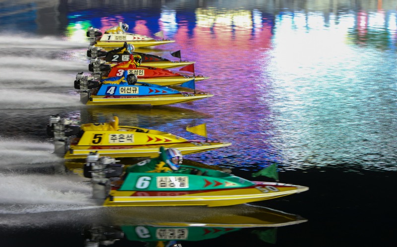 심상철(맨 앞)은 강력한 출발을 앞세워 6코스의 불리함을 극복하고자 하였으나 역부족이었다.