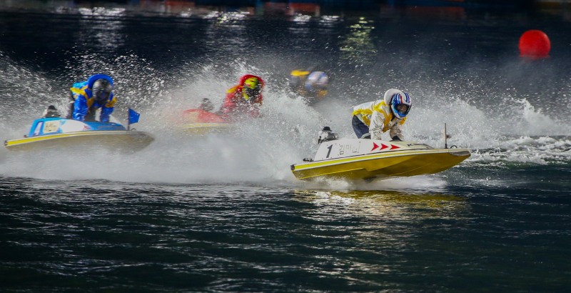 김민천이 가장 먼저 결승선을 향해 질주하고 있다.