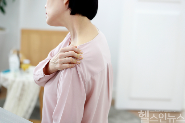 어깨통증하면 오십견이 가장 잘 알려졌지만 의외로 대부분은 회전근개파열인 경우가 많다. 10초 이상 팔 들기가 어렵다면 회전근개파열을 의심해 볼 수 있다. (클립아트코리아)