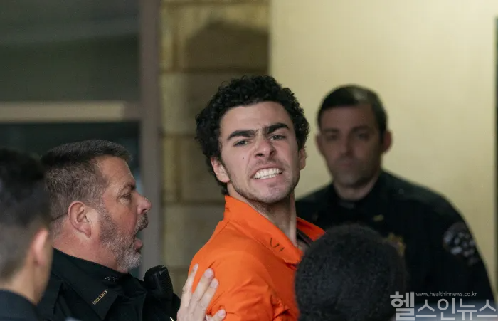 유나이티드헬스그룹 보험 부문 대표 브라이언 톰슨 살해 혐의를 받는 루이지 만조니가 10일(현지시간) 미국 펜실베이니아 블레어 카운티 법원에 출석하고 있다. (AP연합뉴스 제공)