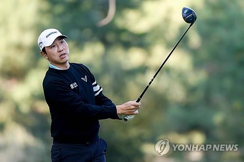 티샷한 뒤 공의 궤적을 쫓는 배상문.