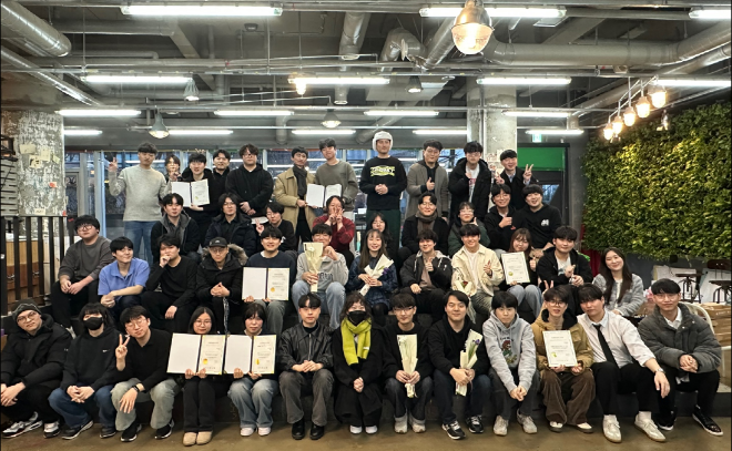 12일 스마일게이트 퓨처랩에서 열린 ‘SGM 인디게임 부문’ 16기 수료식에서 참가자들이 단체 사진을 찍고 있는 모습. ⓒ스마일게이트