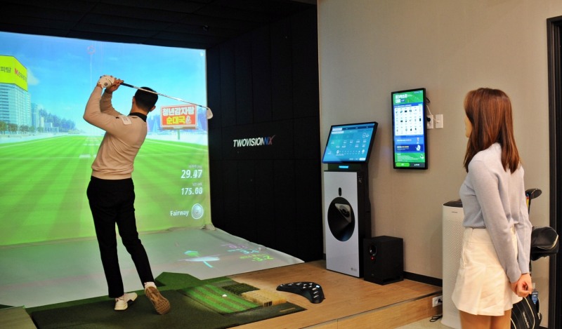 일화, 제1회 협력사 스크린골프 대회 성료_원 포인트 레슨