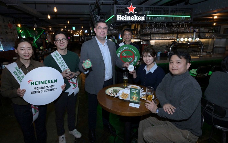 하이네켄코리아는 연말을 맞아 책임감 있는 음주 문화를 장려하는 ‘운전하실 건가요? 절대 술 마시지 마세요(When You Drive Never Drink)’ 캠페인을 진행한다. 마이클 바이니오 하이네켄코리아 대표이사(왼쪽에서 세 번째)와 임직원들이 ‘운전하실 건가요? 절대 술 마시지 마세요’ 캠페인 메시지가 담긴 코스터를 나눠주며 고객들의 캠페인 참여를 독려하고 있다.