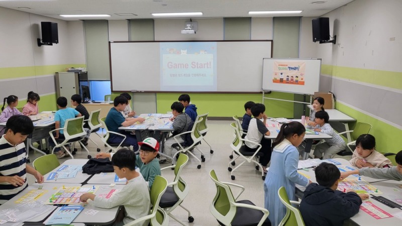 10월 경기도 김포 장기도서관에서 진행된 미래에셋자산운용 ‘우리아이 경제교실’에서 어린이와 청소년들이 놀이와 체험을 통해 경제 금융을 배우고 있다.