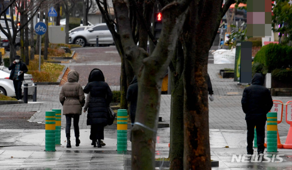 광주 서구 상무지구 도심에서 시민들이 옷깃을 여민 채 발걸음을 재촉하고 있다.
