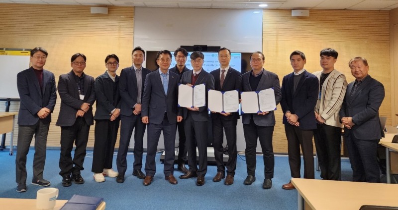 사진.<가운데 왼쪽부터 신성호 부사장(DNV), 이상철 기술본부장(대한조선), 김현오 기술본부장(파나시아) 박지일 사업본부장(동성화인텍) 외 8명>