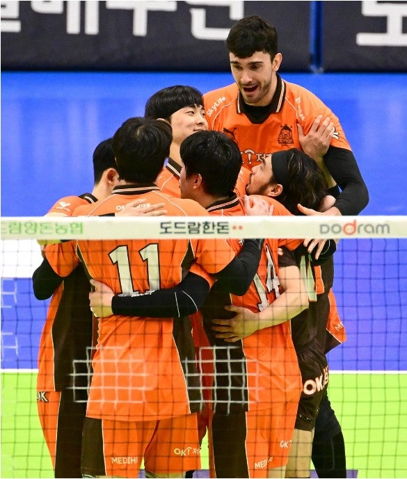 득점 후 기뻐하는 OK저축은행 선수들