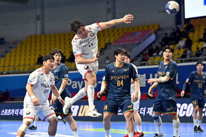 점프슛을 시도하고 있는 하남시청 서현호
