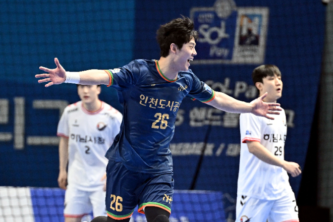 인천도시공사 김진영이 슛 성공 후 환호하고 있다