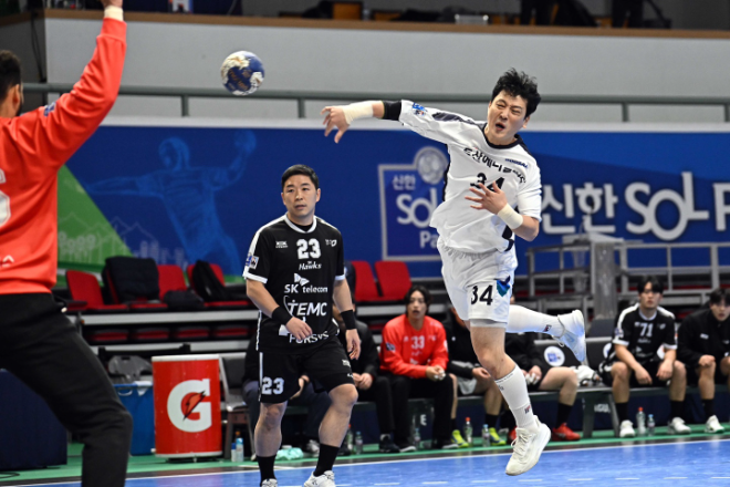 두산 강전구가 점프슛을 시도하고 있다