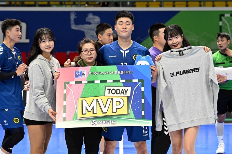 매치 MVP에 선정된 상무피닉스 신재섭