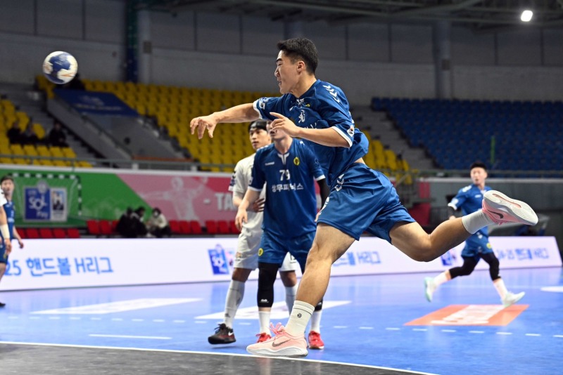 상무피닉스 김락찬이 점프슛을 시도하는 모습