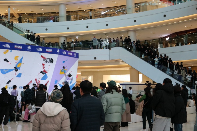 △ 영등포 타임스퀘어에서 '노스페이스 클라이밍 페스티벌' 대회를 관람하는 방문객들. (제공= 대한산악연맹)