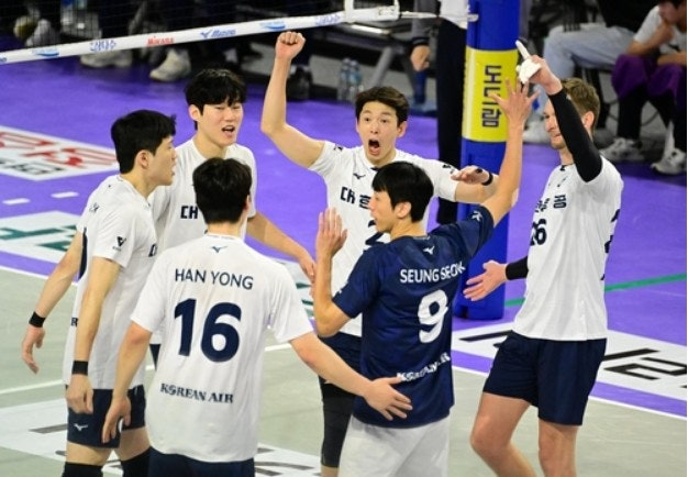 환호하는 대한항공 선수들