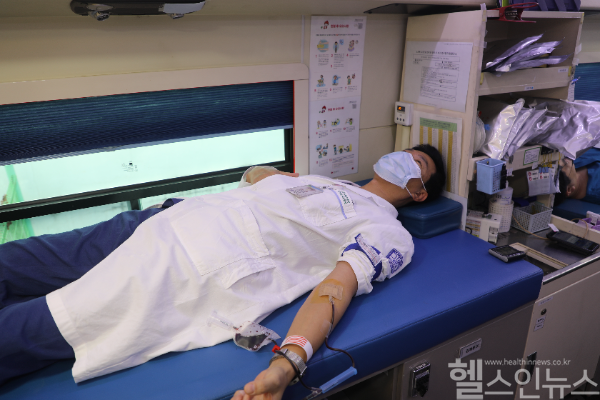 헌혈 중인 교직원 (의정부성모병원 제공)