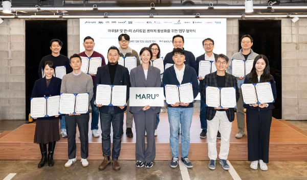 (윗줄 왼쪽부터) 김철우 더벤처스 대표, 마이크 킴 구글 스타트업 캠퍼스 Head of APAC, 오지성 뮤렉스파트너스 부사장, 김경민 500글로벌 코리아 대표 파트너, 신윤호 베이스벤처스 대표, 이용관 블루포인트 대표, 권오형 퓨처플레이 공동대표(아랫줄 왼쪽부터) 이희윤 스파크랩 상무, 방진호 스트롱벤처스 이사, 이기혁 AWS 동아시아 스타트업에코시스템 총괄, 정남이 아산나눔재단 상임이사, 김광록 프라이머 사제 공동대표, 박희덕 트랜스링크 인베스트먼트 대표, 송민재 크루 캐피탈 공동대표