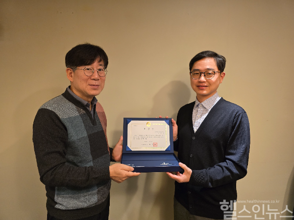 최원준 가천대 길병원 직업환경의학과 교수(우측) 인천시장 표창장 수상 (가천대길병원 제공)