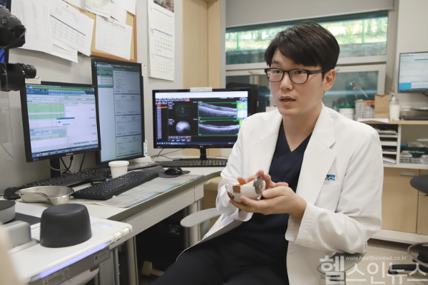 한정우 순천향대 부천병원 안과 교수가 황반원공에 대해 설명하고 있다. (순천향대 부천병원 제공)