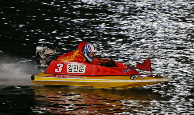 미사리 경정장에서 경주에 출전하여 물살을 가르고 있는 김민준