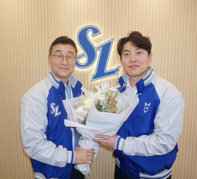 삼성과 FA 잔류 계약을 맺은 류지혁(오른쪽)과 이종열 삼성 단장