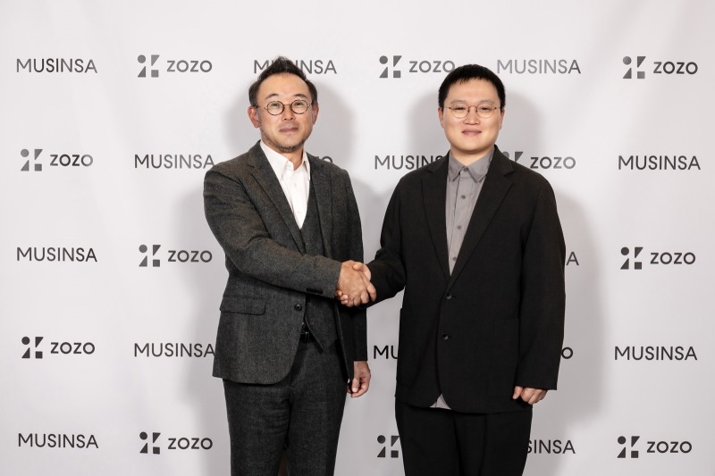 (오른쪽) 조만호 무신사 총괄 대표와 사와다 코사로 조조 대표 (무신사 제공)