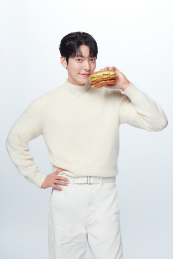 맥도날드는 새해 행운을 기원하는 연말연시 한정 메뉴 ‘행운버거’의 캠페인 모델로 배우 김우빈을 발탁했다고 17일(화) 밝혔다. ⓒ맥도날드