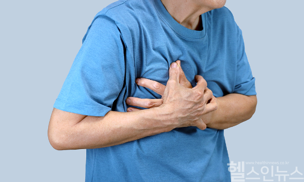 뇌졸중, 돌연사 위험을 높이는 심방세동은 겨울철 추위와 연말행사에 따른 음주, 기저질환과 밀접한 연관성을 맺고 있어 특히 이 3가지를 중점적으로 관리하는 게 중요하다. (클립아트코리아)