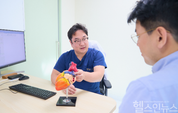 이대인 순환기내과 교수가 심방세동환자 진료를 보고 있다. (고대구로병원 제공)