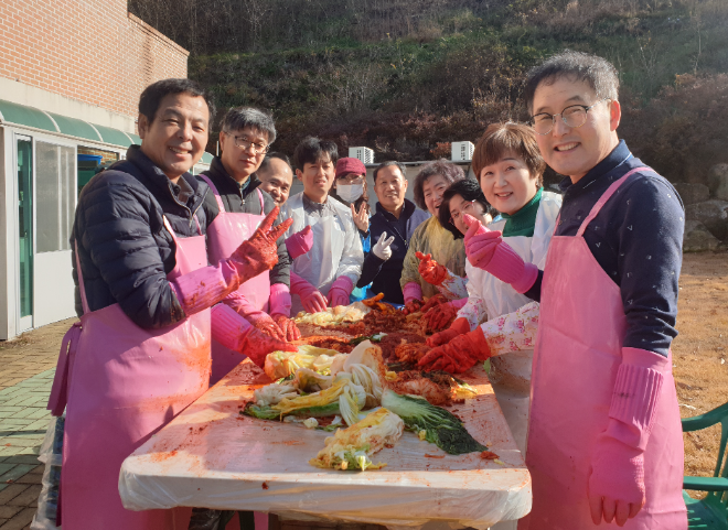 대한항공 사내봉사단 ‘사랑나눔회’가 지난 7일 경상남도 김해에 위치한 지적장애인 거주시설인 우리들의 집에서 김장 나눔 행사를 펼쳤다. ⓒ 대한항공