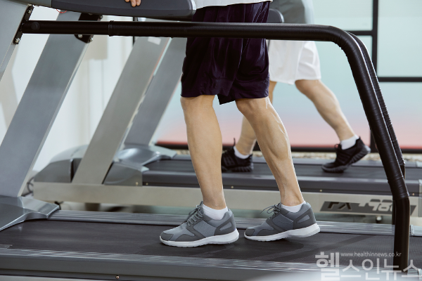노화와 함께 스트레스, 우울증 등 다양한 원인들로 발생할 수 있는 발기부전. 최근 걷기 운동만 꾸준히 잘 실천해도 증상 개선에 도움이 될 수 있다는 소식이 알려졌다. (클립아트코리아)