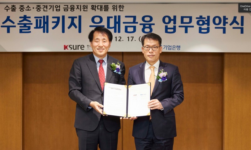 사진은 17일 서울 중구 을지로 기업은행 본점에서 열린 업무협약식에서 김성태 IBK기업은행장(오른쪽)과 장영진 한국무역보험공사 사장(왼쪽)이 기념촬영을 하고 있는 모습