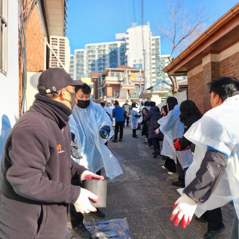 HR그룹 임직원 80여 명은 이날 시흥시 신현동 일대 이웃에게 연탄 1,250장을 전달했다./사진=HR그룹 미디어팀