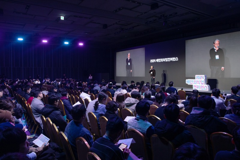 17일 오전 서울 강남구 코엑스 그랜드불룸에서 열린 '2024 배민외식업컨퍼런스'에서 우아한형제들 권재홍 최고운영책임자(COO)가 환영 인사를 전하고 있다 . (사진=우아한형제들 제공)