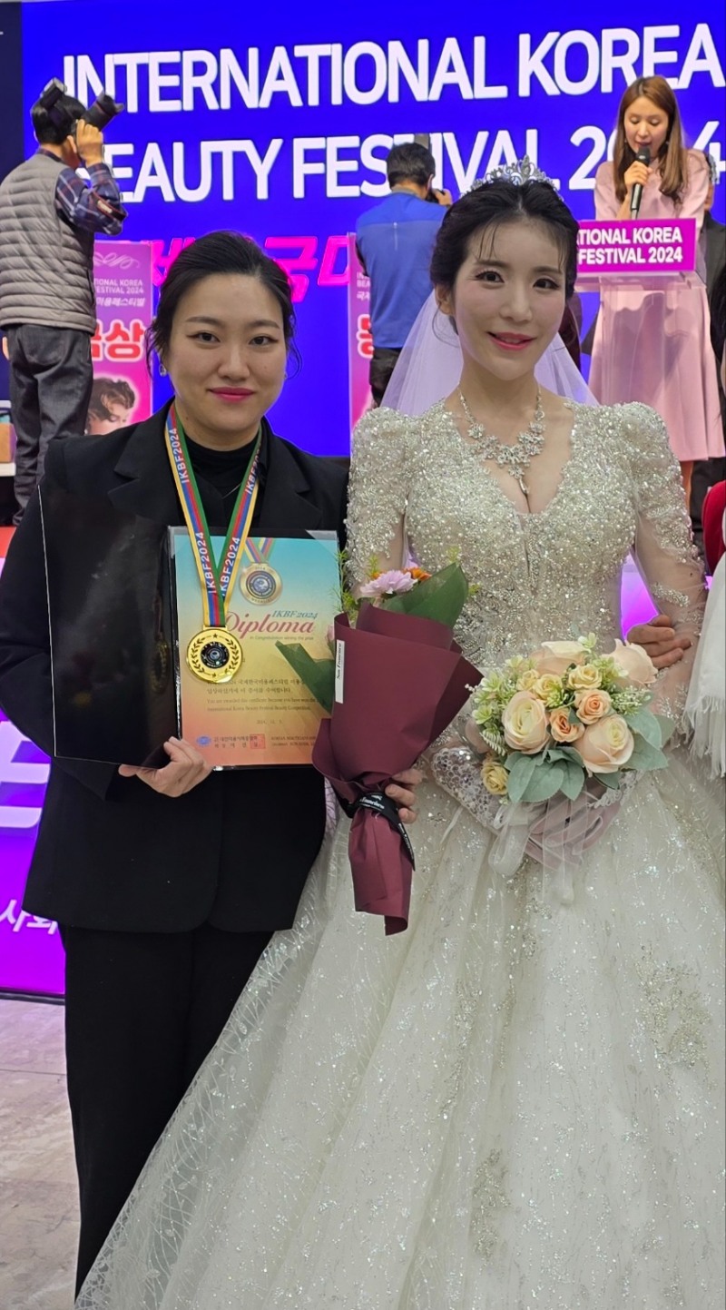 사진=(왼쪽부터 숭실사이버대 이지은 동문, 신부메이크업 모델 윤채원)