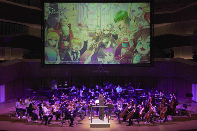 대만 RAGNAROK THE ORCHESTRA CONCERT에서 플래직 진솔 지휘자와 가오슝 시립 윈드 오케스트라, 식스아츠가 공연을 진행 중이다. 사진 제공 : 그라비티