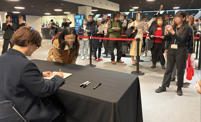 라그나로크 원작자 이명진 작가 사인회가 열리고 있다. 사진 제공 : 그라비티