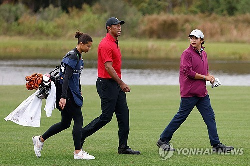 작년 PNC 챔피언십 때 캐디로 나선 딸 샘, 우즈, 그리고 아들 찰리.