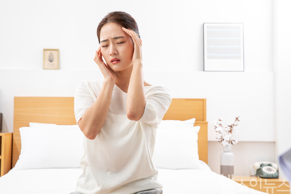 세상이 빙글빙글 도는 것 같은 극심한 어지럼증이 느껴진다면 이석증을 의심해 볼 수 있다. 이석증은 적극적 치료 시 좋은 예후를 기대할 수 있으며 평소 규칙적 운동이 예방에 도움이 된다. (클립아트코리아)