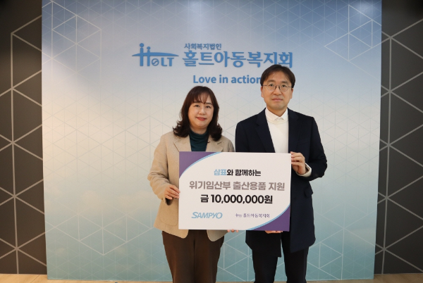 손윤실 나눔마케팅본부장(왼쪽)과 유용재 삼표그룹 사회공헌단장(오른쪽).