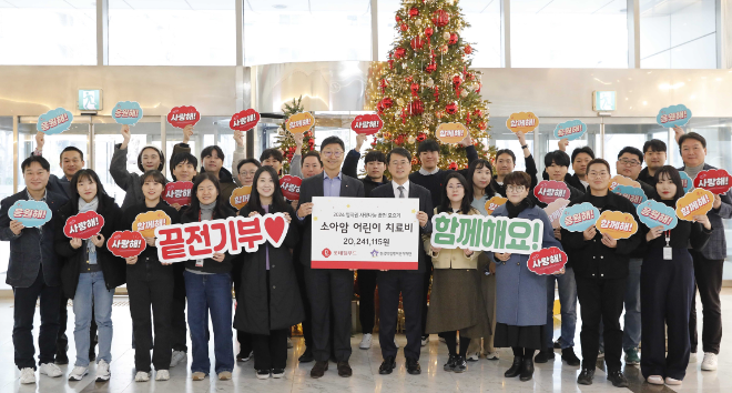 12월 17일 서울 영등포구 롯데웰푸드 본사에서 열린 전달식에 참석한 이창엽 롯데웰푸드 대표(사진 가운데 왼쪽)와 서선원 한국백혈병어린이재단 사무총장(사진 가운데 오른쪽), 롯데웰푸드 임직원들. ⓒ롯데웰푸드