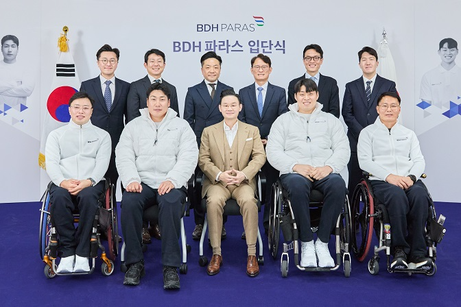 배동현 이사장(앞줄 가운데)과 BDH 파라스 선수단이 기념사진을 촬영하고 있다