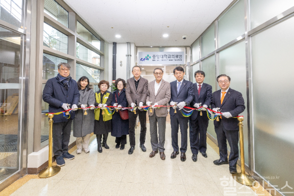 (왼쪽부터) 황광우 중앙대약학대학장, 장숙랑 중앙대적십자간호대학장, 이순자 중앙대의료원노동조합지부장, 김미경 중앙대의과대학장, 이철희 중앙대의무부총장 겸 의료원장, 이현순 학교법인 중앙대학교 이사장, 박상규 중앙대학교 총장, 고석범 학교법인 중앙대학교 상임이사, 권정택 중앙대학교병원장 (중앙대의료원 제공)